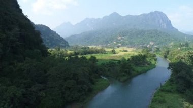 Laos 'ta Vang Vieng nehri yakınlarında gökyüzünden görüldü.