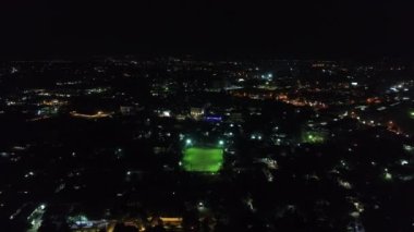 Geceleri Laos 'taki Vientiane City futbol stadyumu gökyüzünden görülüyor.
