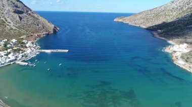 Sifnos adasındaki Kamares plajı Yunanistan 'ın tepegöz manzaralı.