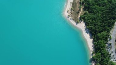 Fransa 'nın Verdon Bölgesel Doğal Parkı' nda gökyüzünden Sainte-Croix Gölü