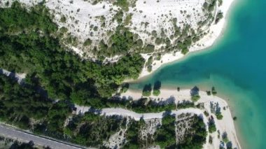 Fransa 'nın Verdon Bölgesel Doğal Parkı' nda gökyüzünden Sainte-Croix Gölü