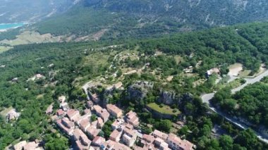 Gökyüzünden Verdon Bölgesel Doğal Parkı 'ndaki Aiguines Köyü