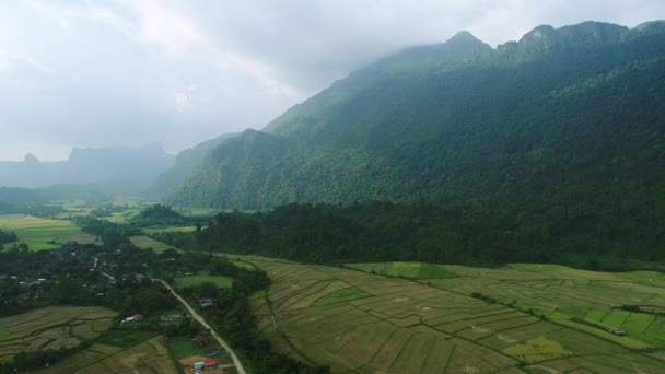 空から見たラオスのヴァンヴィエンの町の近くの自然景観 — ストック動画