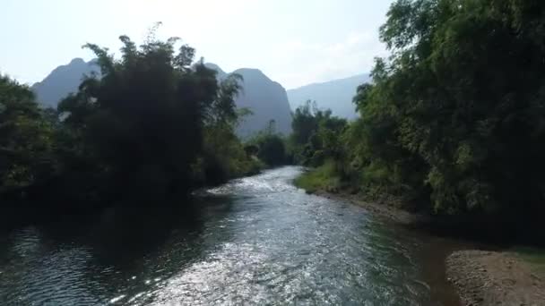 ラオスのヴァンヴィエン町に近いナムソン川は空から見た — ストック動画