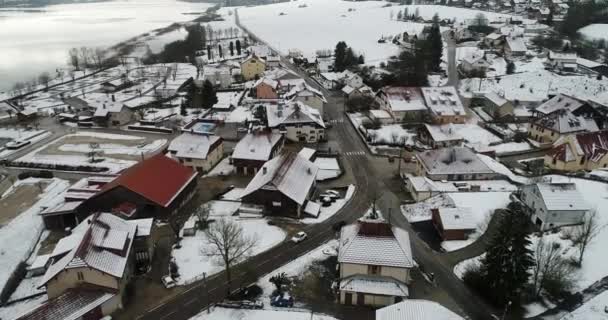 从天空看法国杜布斯的Saint Point Lac村 — 图库视频影像