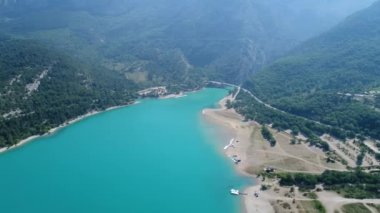 Fransa 'nın Verdon Bölgesel Doğal Parkı' nda gökyüzünden Sainte-Croix Gölü