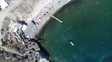 Yunanistan 'ın Cyclades kentindeki Santorini adasındaki Kampia plajı hava manzaralı