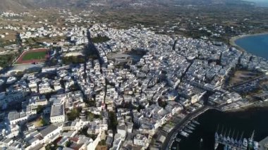 Yunanistan 'ın Cyclades kentindeki Naxos adasındaki Chora Limanı hava manzaralı