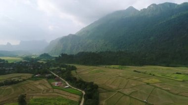 Laos 'ta Vang Vieng kasabası yakınlarındaki doğa manzarası gökyüzünden görülüyor.