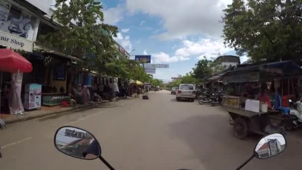 カンボジアのシームレイプ市でオートバイに乗る — ストック動画