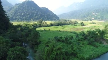 Laos 'ta Vang Vieng kasabası yakınlarındaki doğa manzarası gökyüzünden görülüyor.