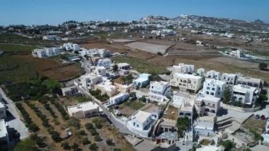 Yunanistan 'ın Santorini adasındaki Santorini şehri gökyüzünden