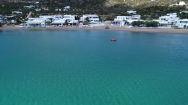 Yunanistan 'ın Kiklad adasındaki Sifnos adasındaki Platis köyü hava manzaralı