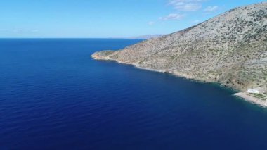 Sifnos Adası 'ndaki Kamares köyü ve plajı Yunanistan' ın silades bölgesinde hava manzaralı.