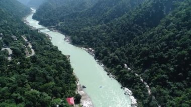 Hindistan 'ın Uttarakhand Eyaleti yakınlarındaki Ganj nehri gökyüzünden görülüyor.