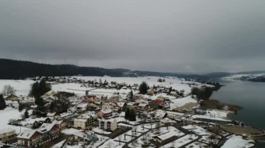 Fransa-jura-hz-4K-collvdc-181411-2-saintpoint-doubs-neige-maison-arbre-road-montagne-sapin-lac-foret-village-drone-vdc-toit-7