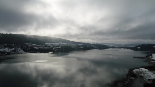 France-jura-hz-4K-collvdc-181411-2-heilige pointlac-doubs-neige-maison-arbre-route-montagne-sapin-lac-foret-village-drone-vdc-toit-1 — Stockvideo