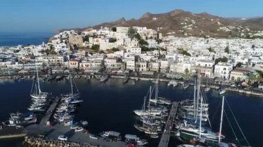 Yunanistan 'ın Cyclades kentindeki Naxos adasındaki Chora Limanı hava manzaralı