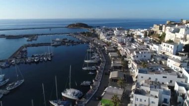 Yunanistan 'ın Cyclades kentindeki Naxos adasındaki Chora Limanı hava manzaralı