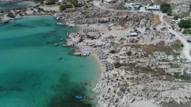 Yunanistan 'ın Cyclades bölgesindeki Paros adasındaki Naoussa' daki Piperi plajı hava manzaralı