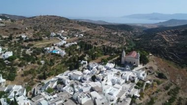 Yunanistan 'ın Kiklad adasındaki Paros adasındaki Lefkes köyü gökyüzünden
