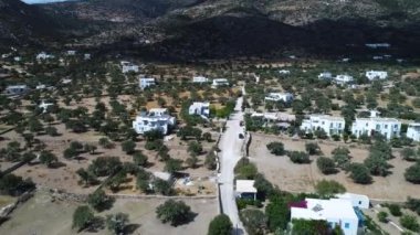 Yunanistan 'ın Kiklad adasındaki Sifnos adasındaki Platis köyü hava manzaralı