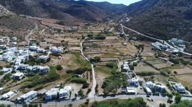 Sifnos Adası 'ndaki Kamares köyü ve plajı Yunanistan' ın silades bölgesinde hava manzaralı.
