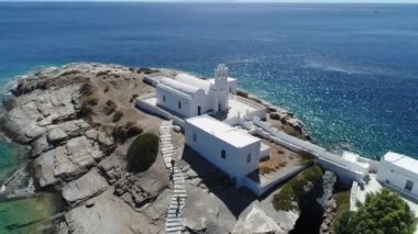 Yunanistan 'ın Kiklad adasındaki Sifnos adasındaki Faros' taki Chrisopigi Manastırı