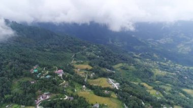 Sikkim Hindistan 'daki Rumtek Manastırı gökyüzünden görünüyor.