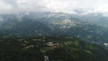 Sikkim Hindistan 'daki Rumtek Manastırı gökyüzünden görünüyor.