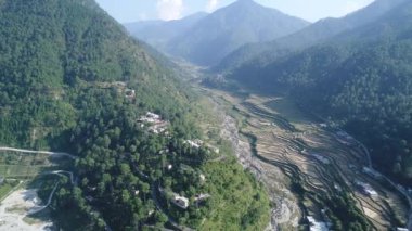 Uttarkashi şehri Hindistan 'ın Uttarakhand eyaletinde gökyüzünden görüldü.