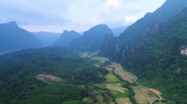 Laos 'ta Vang Vieng kasabası yakınlarındaki doğa manzarası gökyüzünden görülüyor.