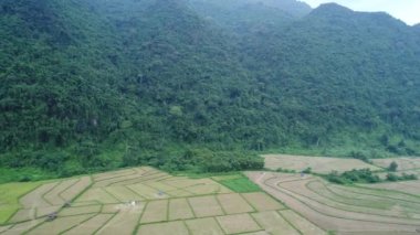 Laos 'ta Vang Vieng kasabası yakınlarındaki doğa manzarası gökyüzünden görülüyor.