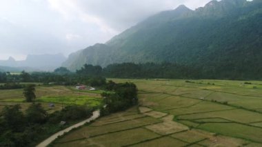 Laos 'ta Vang Vieng kasabası yakınlarındaki doğa manzarası gökyüzünden görülüyor.