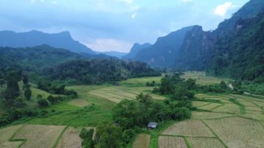 Laos 'taki Vang Vieng şehrinin çevresindeki manzara gökyüzünden görünüyor.