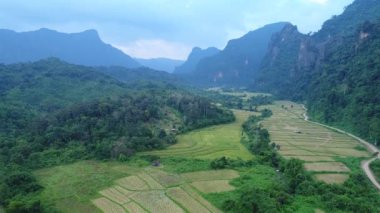 Laos 'taki Vang Vieng şehrinin çevresindeki manzara gökyüzünden görünüyor.