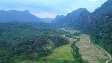 Laos 'taki Vang Vieng şehrinin çevresindeki manzara gökyüzünden görünüyor.