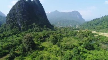 Laos 'ta Vang Vieng kasabası yakınlarındaki doğa manzarası gökyüzünden görülüyor.