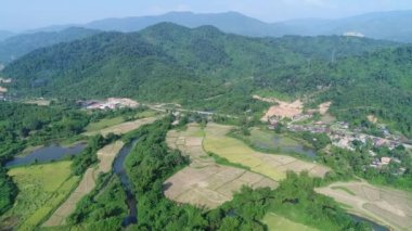Laos 'taki Vang Vieng şehrinin çevresindeki manzara gökyüzünden görünüyor.