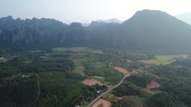 从天空看老挝万荣镇附近的自然景观 — 图库视频影像