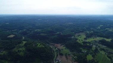 Saint-Cyprien köyü en Périgord en France vue du ciel