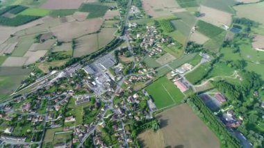 Saint-Cyprien köyü en Périgord en France vue du ciel