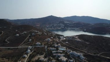 Gökyüzünden görülen Ios adasındaki Koubara köyü.