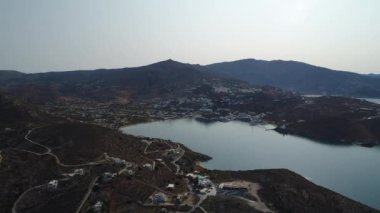 Gökyüzünden görülen Ios adasındaki Koubara köyü.