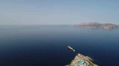 Gökyüzünden görülen Ios adasındaki Koubara köyü.