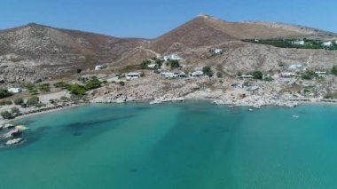 Yunanistan 'ın Cyclades bölgesindeki Paros adasındaki Naoussa' daki Piperi plajı hava manzaralı
