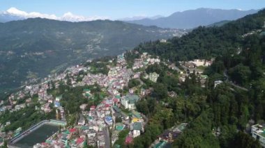 Sikkim Hindistan 'ın Gangtok şehri gökyüzünden görüldü.