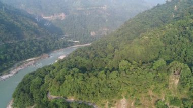Hindistan 'ın Uttarakhand Eyaleti yakınlarındaki Ganj nehri gökyüzünden görülüyor.