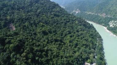 Hindistan 'ın Uttarakhand Eyaleti yakınlarındaki Ganj nehri gökyüzünden görülüyor.