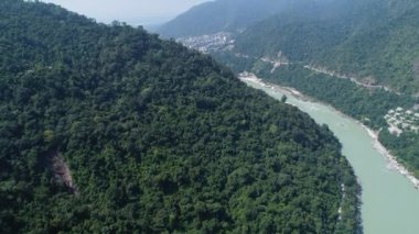Hindistan 'ın Uttarakhand Eyaleti yakınlarındaki Ganj nehri gökyüzünden görülüyor.